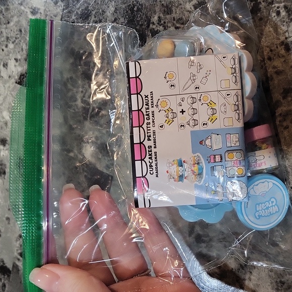 Miniverse Make It Mini Hello Kitty & Friends Cupcakes - Picture 4 of 4